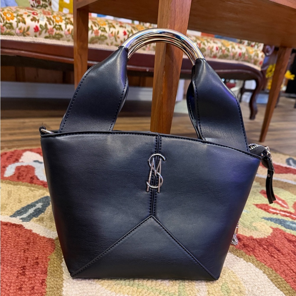 🌟New W/O Tags🌟BLACK Steve Madden crossbody bag with adjustable crossbody strap